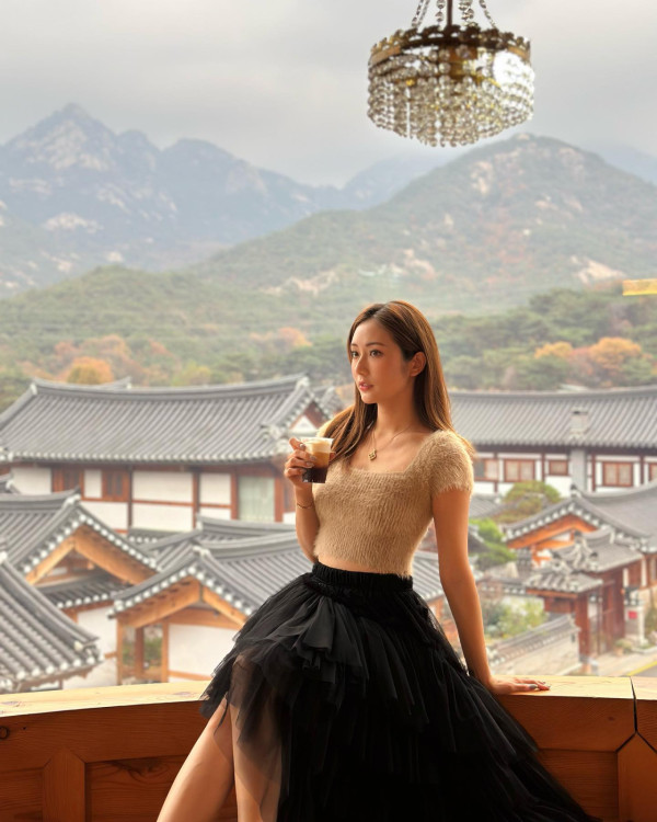 蔡嘉欣前空姐家姐曬婚照好事近 網友留言恭喜：姐姐係咪有咗？ 