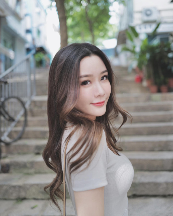 43歲陳自瑤最新超近鏡生圖!網民感嘆顯歲月痕跡氣質搭救!