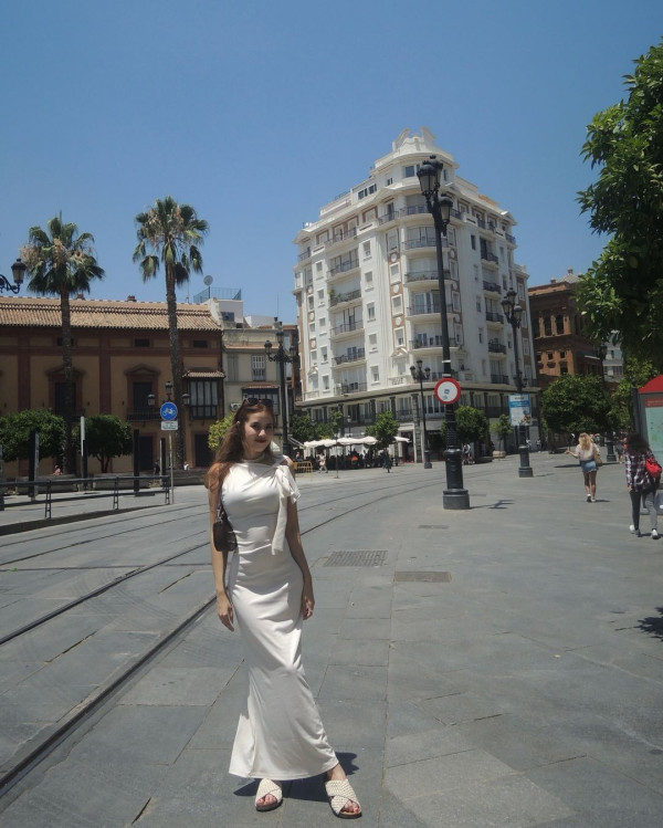 《東張》女主持西班牙曬比堅尼照極震撼 曬豐滿上圍力撼無綫咪神郭珮文？ 