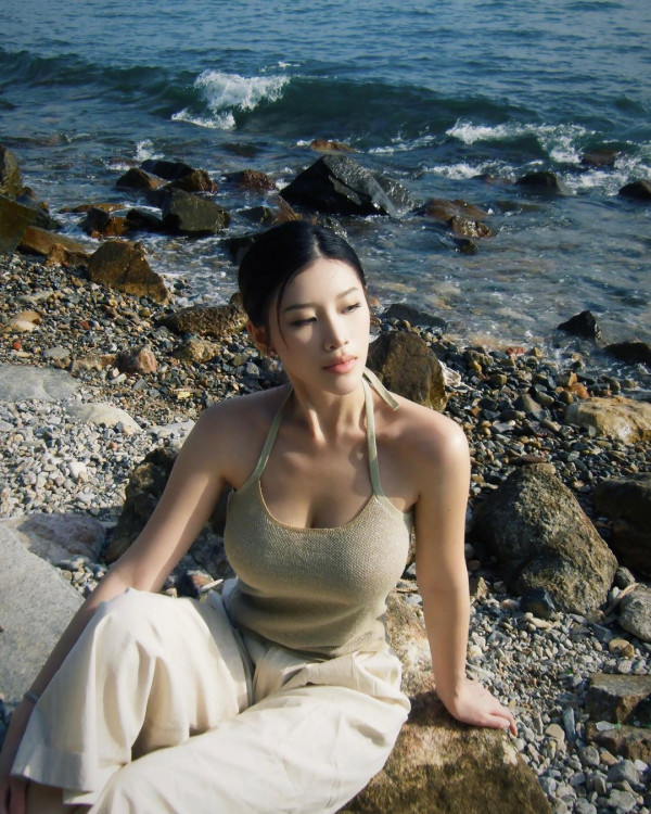 《東張》女主持西班牙曬比堅尼照極震撼 曬豐滿上圍力撼無綫咪神郭珮文？ 