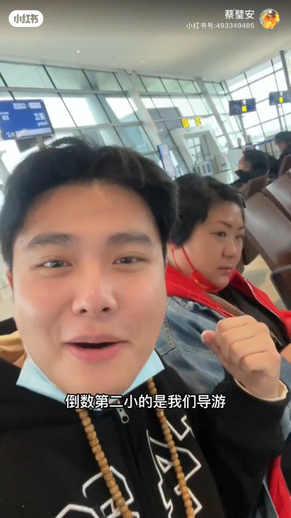 00後男生誤報長者旅行團 憑4大舉動反成團寵超受歡迎!氹得大媽勁開心!