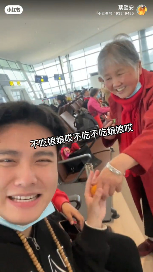 00後男生誤報長者旅行團 憑4大舉動反成團寵超受歡迎!氹得大媽勁開心!