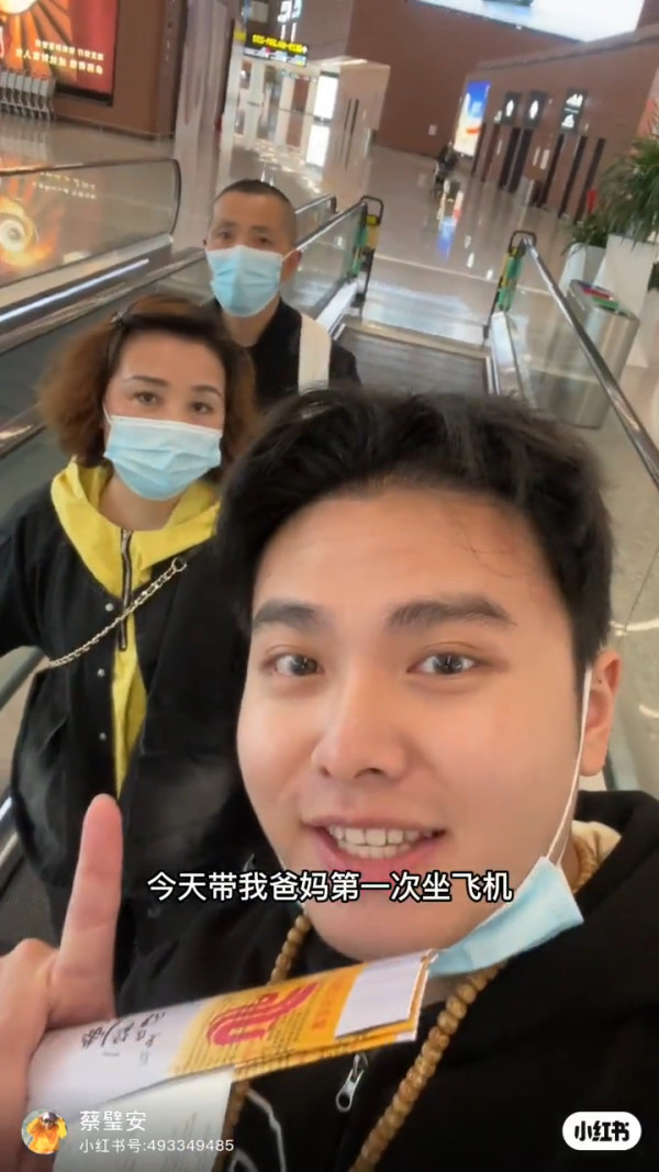 00後男生誤報長者旅行團 憑4大舉動反成團寵超受歡迎!氹得大媽勁開心!