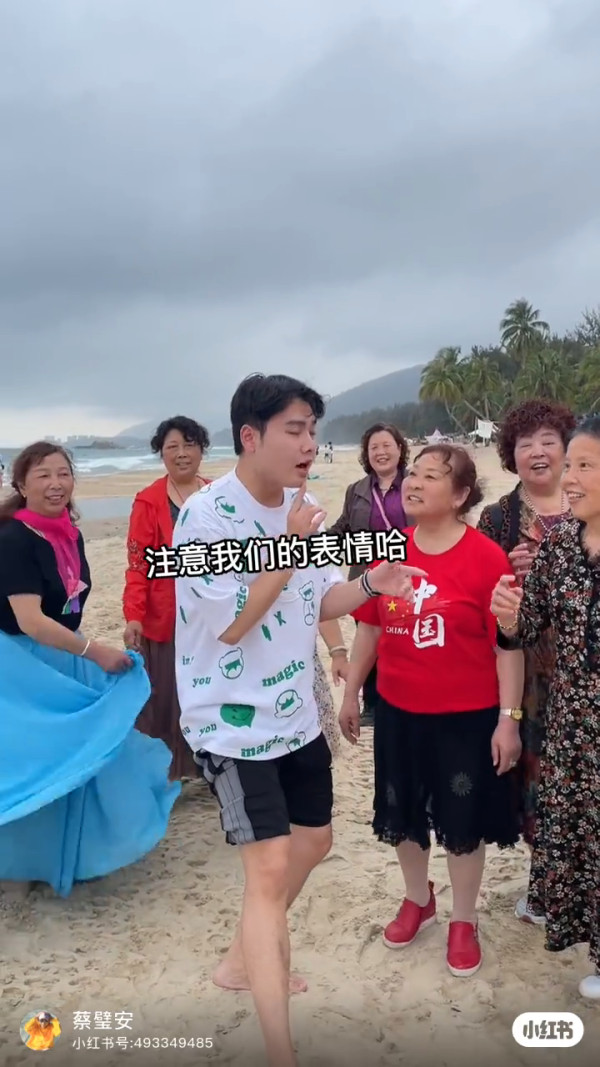 00後男生誤報長者旅行團 憑4大舉動反成團寵超受歡迎!氹得大媽勁開心!