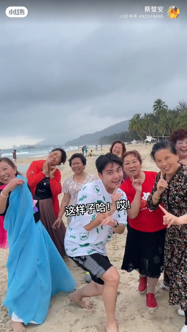 00後男生誤報長者旅行團 憑4大舉動反成團寵超受歡迎!氹得大媽勁開心!