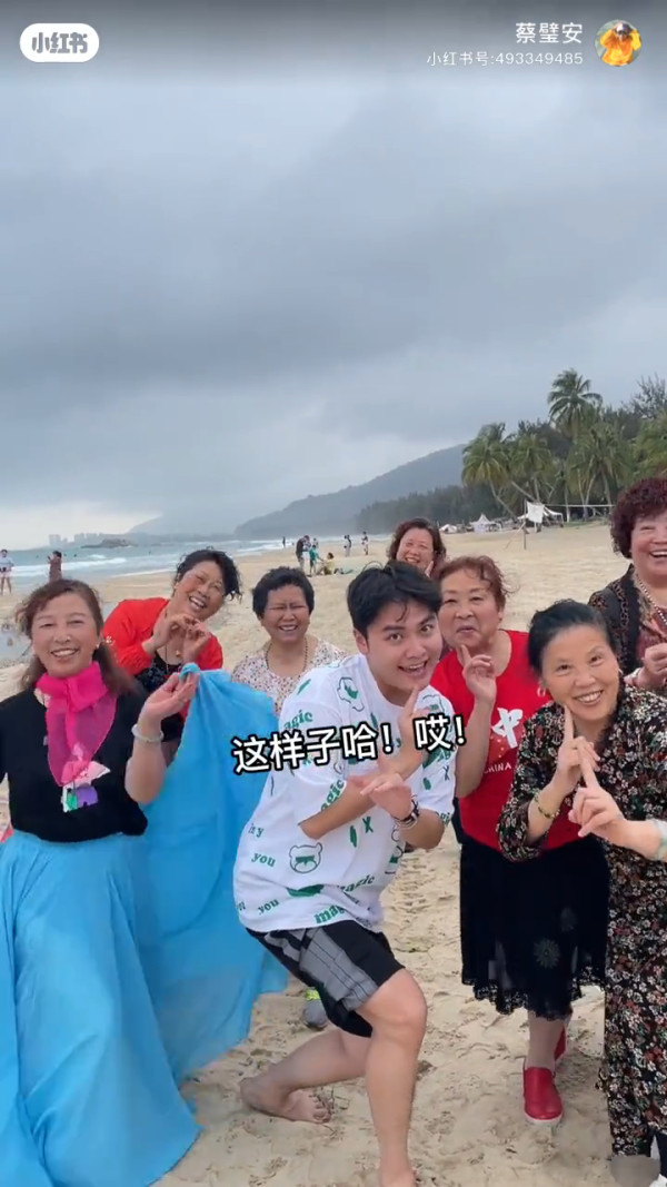 00後男生誤報長者旅行團 憑4大舉動反成團寵超受歡迎!氹得大媽勁開心!