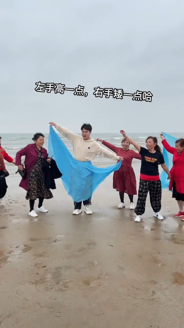 00後男生誤報長者旅行團 憑4大舉動反成團寵超受歡迎!氹得大媽勁開心!