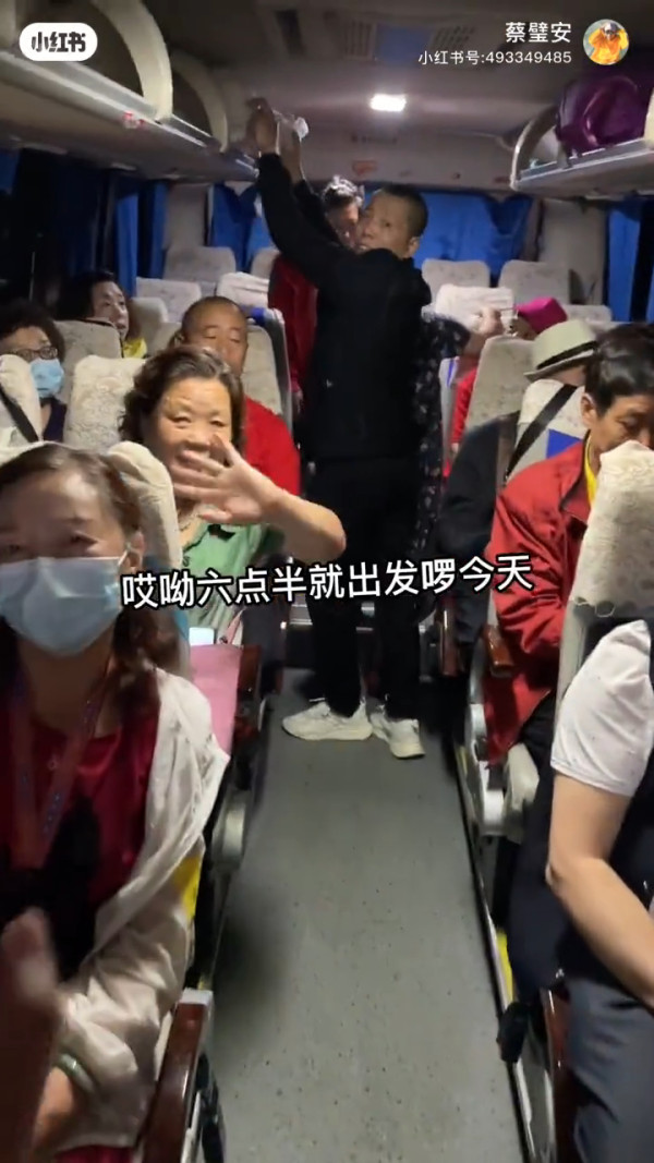 00後男生誤報長者旅行團 憑4大舉動反成團寵超受歡迎!氹得大媽勁開心!