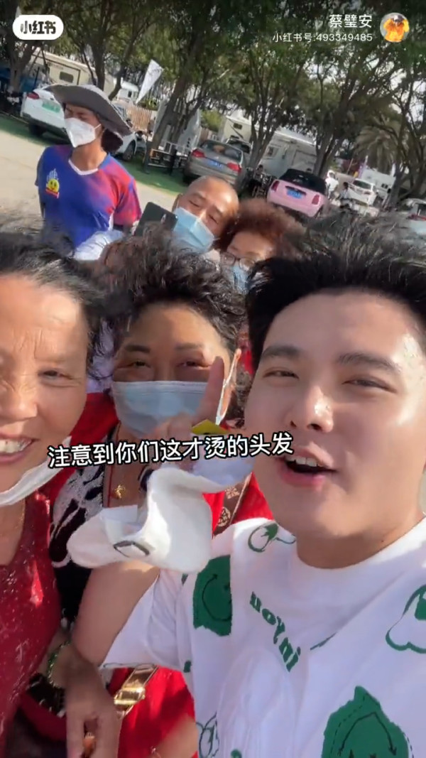 00後男生誤報長者旅行團 憑4大舉動反成團寵超受歡迎!氹得大媽勁開心!