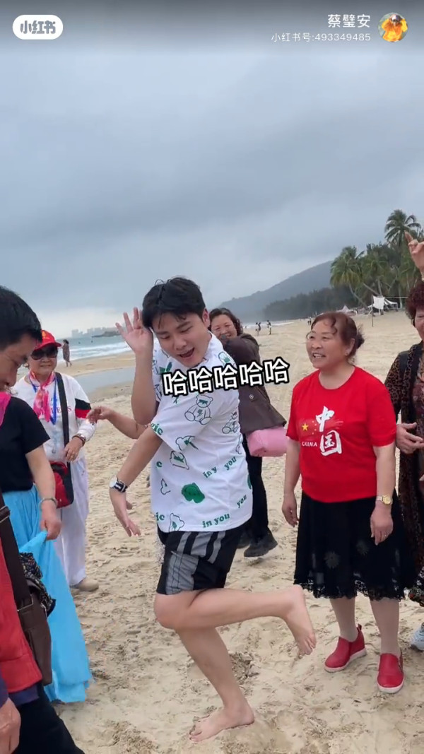 00後男生誤報長者旅行團 憑4大舉動反成團寵超受歡迎!氹得大媽勁開心!