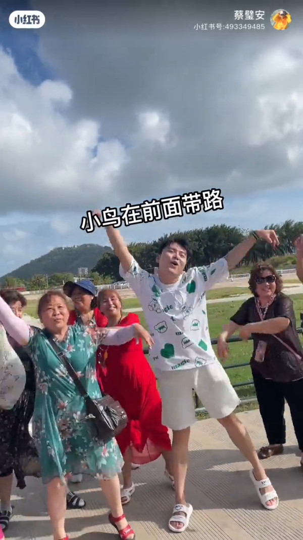 00後男生誤報長者旅行團 憑4大舉動反成團寵超受歡迎!氹得大媽勁開心!