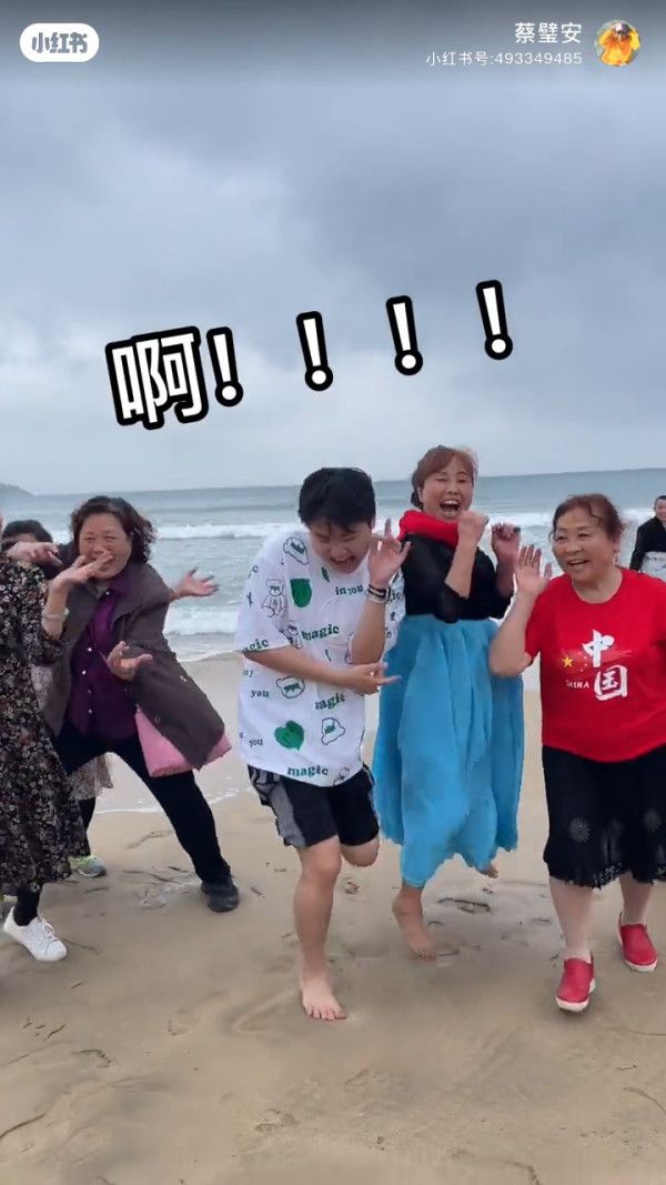 00後男生誤報長者旅行團 憑4大舉動反成團寵超受歡迎!氹得大媽勁開心!