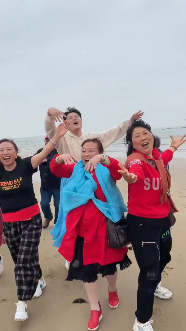 00後男生誤報長者旅行團 憑4大舉動反成團寵超受歡迎!氹得大媽勁開心!