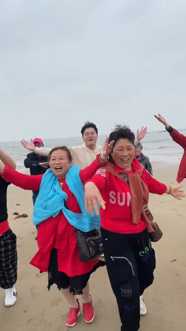 00後男生誤報長者旅行團 憑4大舉動反成團寵超受歡迎!氹得大媽勁開心!