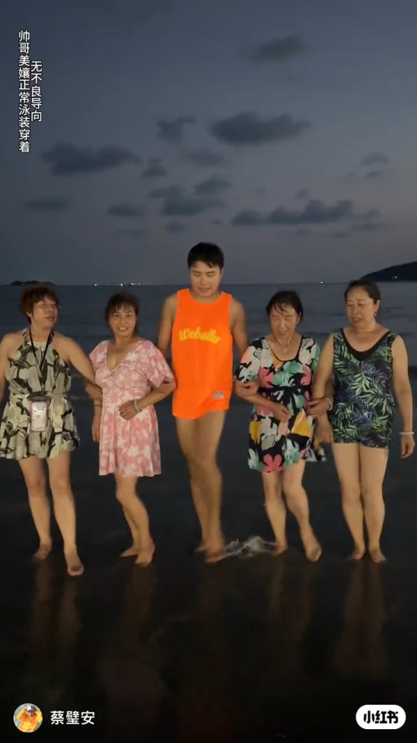 00後男生誤報長者旅行團 憑4大舉動反成團寵超受歡迎!氹得大媽勁開心!