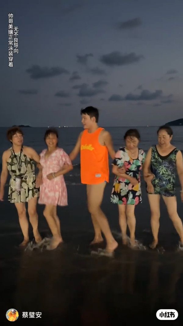 00後男生誤報長者旅行團 憑4大舉動反成團寵超受歡迎!氹得大媽勁開心!