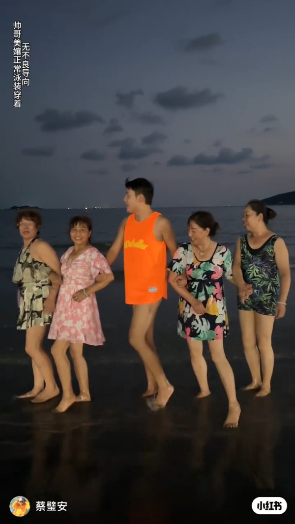 00後男生誤報長者旅行團 憑4大舉動反成團寵超受歡迎!氹得大媽勁開心!