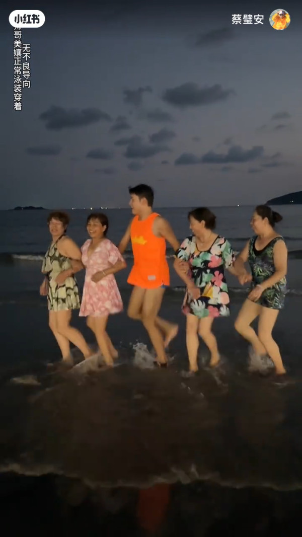 00後男生誤報長者旅行團 憑4大舉動反成團寵超受歡迎!氹得大媽勁開心!