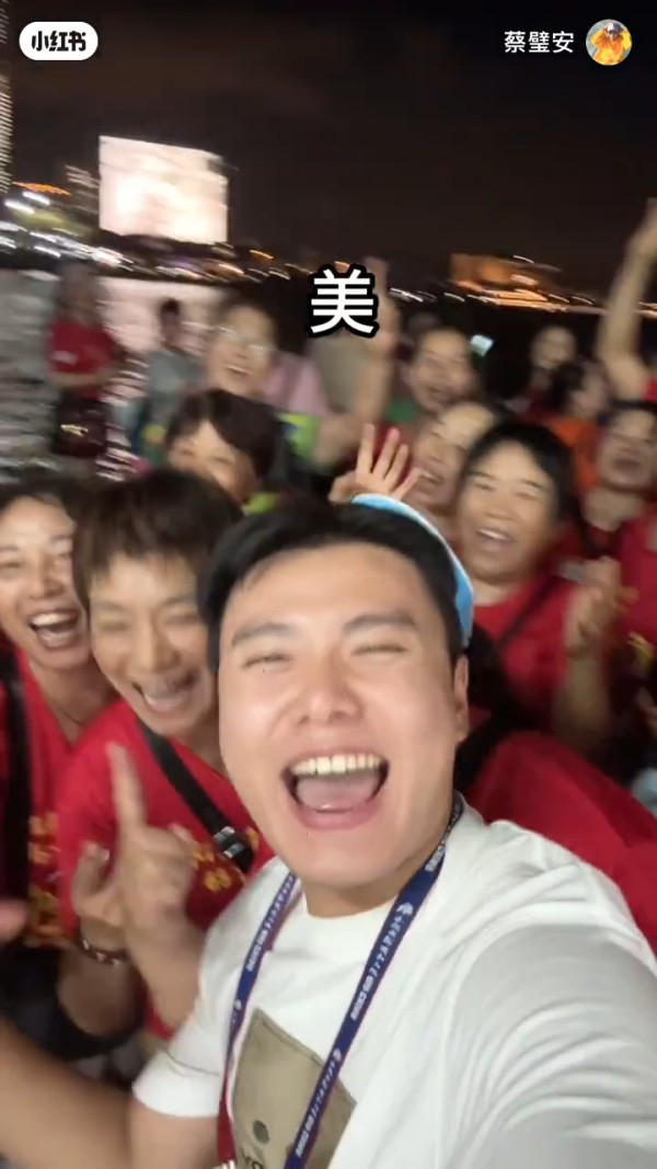 00後男生誤報長者旅行團 憑4大舉動反成團寵超受歡迎!氹得大媽勁開心!