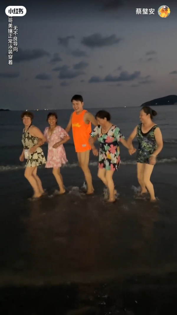 00後男生誤報長者旅行團 憑4大舉動反成團寵超受歡迎!氹得大媽勁開心!