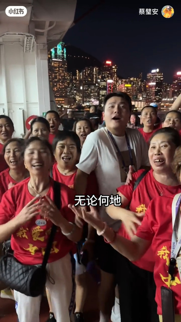 00後男生誤報長者旅行團 憑4大舉動反成團寵超受歡迎!氹得大媽勁開心!