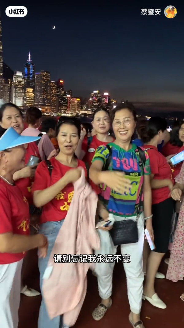 00後男生誤報長者旅行團 憑4大舉動反成團寵超受歡迎!氹得大媽勁開心!