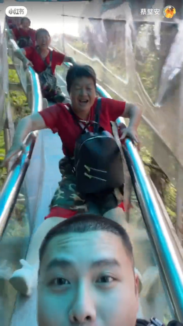 00後男生誤報長者旅行團 憑4大舉動反成團寵超受歡迎!氹得大媽勁開心!