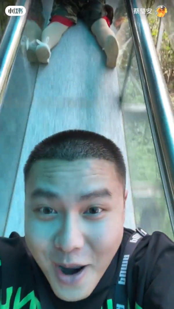 00後男生誤報長者旅行團 憑4大舉動反成團寵超受歡迎!氹得大媽勁開心!