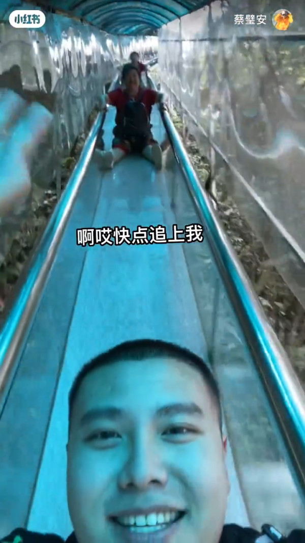 00後男生誤報長者旅行團 憑4大舉動反成團寵超受歡迎!氹得大媽勁開心!