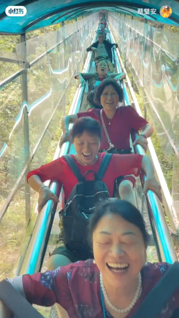 00後男生誤報長者旅行團 憑4大舉動反成團寵超受歡迎!氹得大媽勁開心!