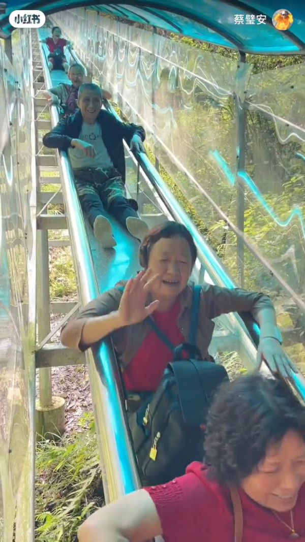 00後男生誤報長者旅行團 憑4大舉動反成團寵超受歡迎!氹得大媽勁開心!