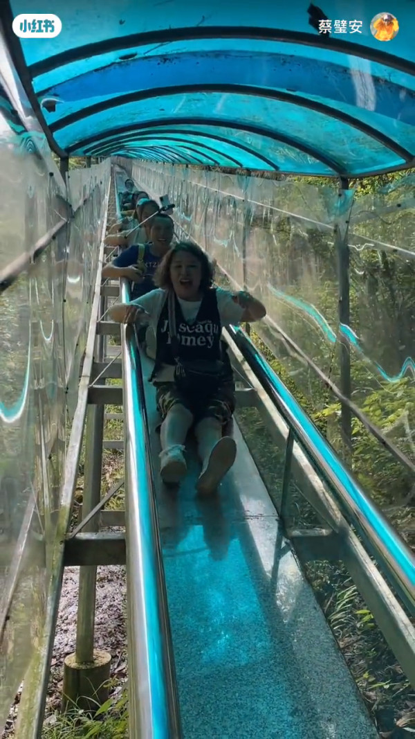 00後男生誤報長者旅行團 憑4大舉動反成團寵超受歡迎!氹得大媽勁開心!