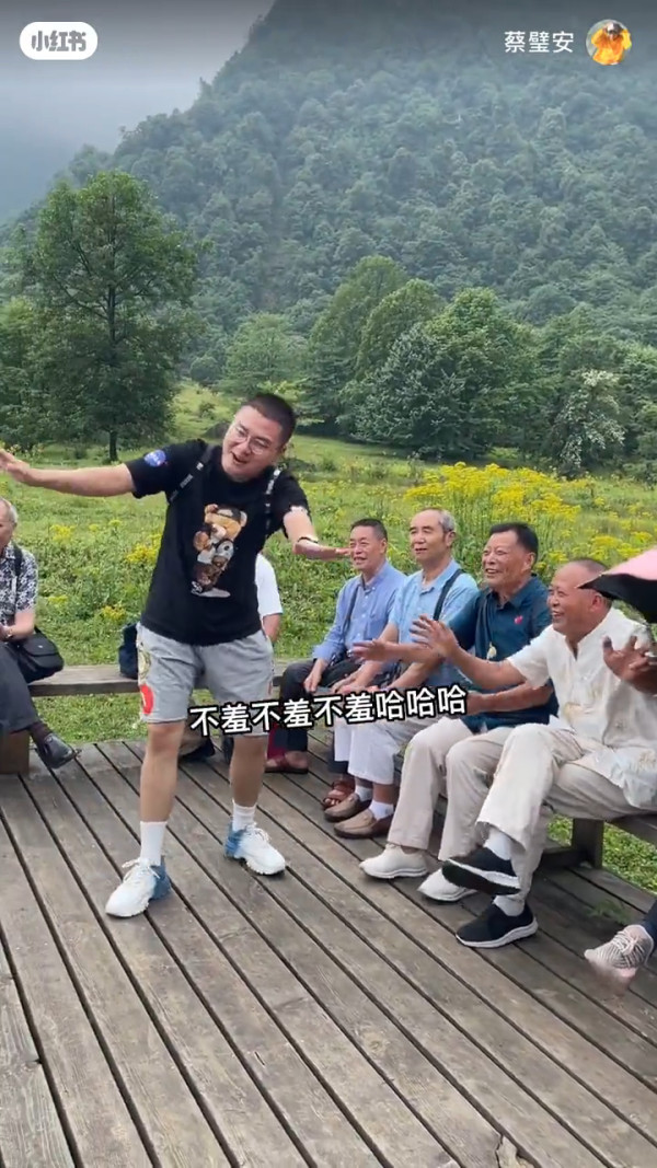 00後男生誤報長者旅行團 憑4大舉動反成團寵超受歡迎!氹得大媽勁開心!