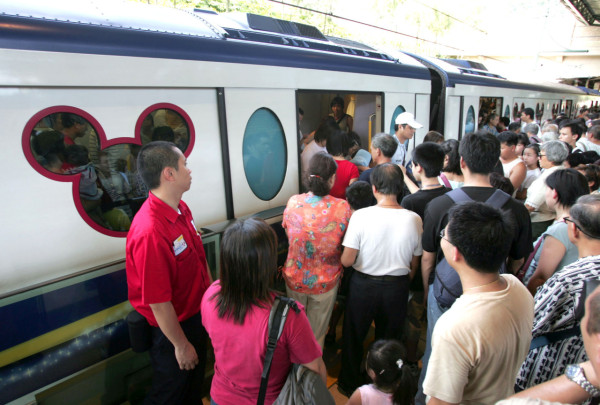前往香港迪士尼樂園可以選擇乘搭東涌線至欣澳站，再轉乘迪士尼線直達迪士尼站。（圖片來源：資料圖片）