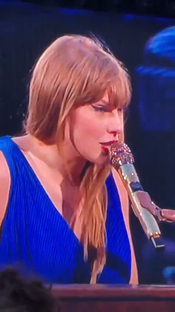 Taylor Swift演唱會敬業吃鼻涕畫面瘋傳！零下10度表演服裝單薄 