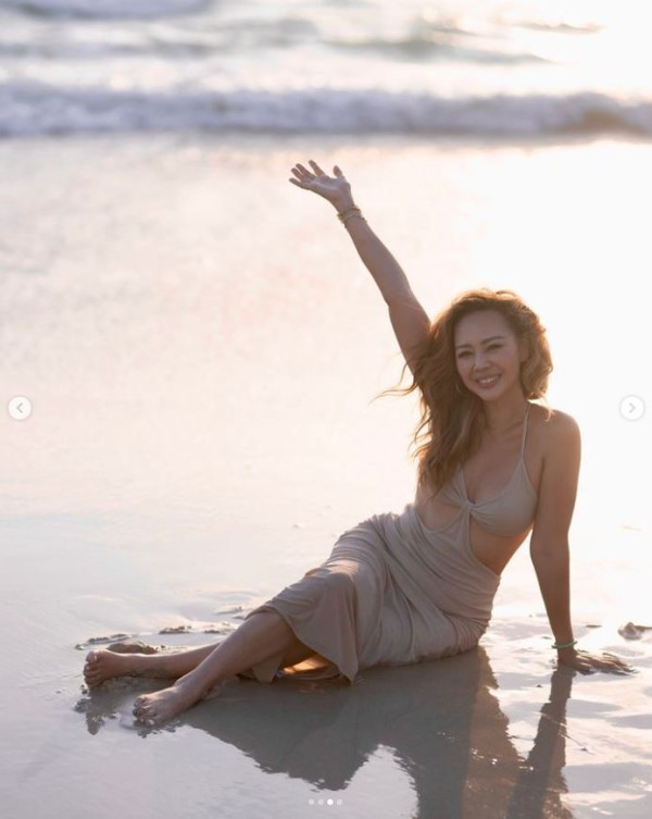 文頌嫻遊日狂食拉麵大飽口福 著泳衣浸溫泉罕曬事業線 