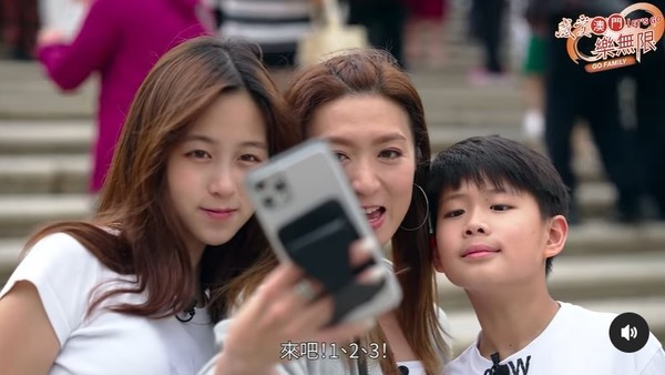 姚嘉妮宣布離婚後首次更新近況 帶子女遊曼谷散心 大騷美腿+凍齡自拍 