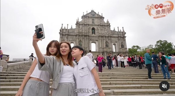 姚嘉妮宣布離婚後首次更新近況 帶子女遊曼谷散心 大騷美腿+凍齡自拍 