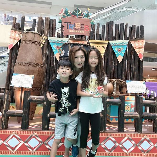 姚嘉妮宣布離婚後首次更新近況 帶子女遊曼谷散心 大騷美腿+凍齡自拍 