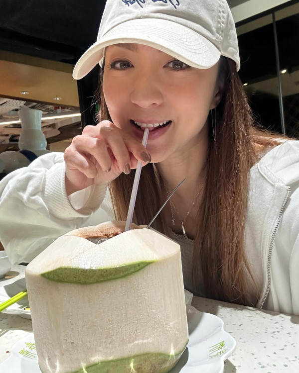 姚嘉妮宣布離婚後首次更新近況 帶子女遊曼谷散心 大騷美腿+凍齡自拍 