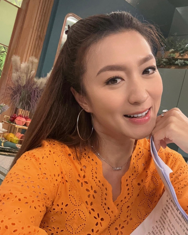 姚嘉妮宣布離婚後首次更新近況 帶子女遊曼谷散心 大騷美腿+凍齡自拍 