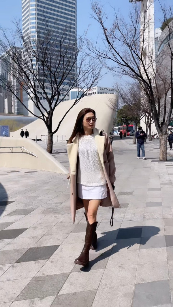 姚嘉妮宣布離婚後首次更新近況 帶子女遊曼谷散心 大騷美腿+凍齡自拍 