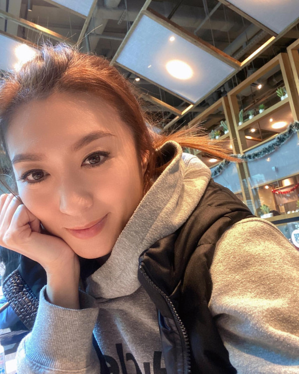 姚嘉妮宣布離婚後首次更新近況 帶子女遊曼谷散心 大騷美腿+凍齡自拍 