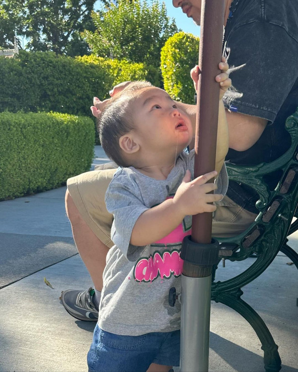 孫慧雪美國旅行再解鎖湊仔新技能 每日孭住細仔四圍走 網友戥佢辛苦