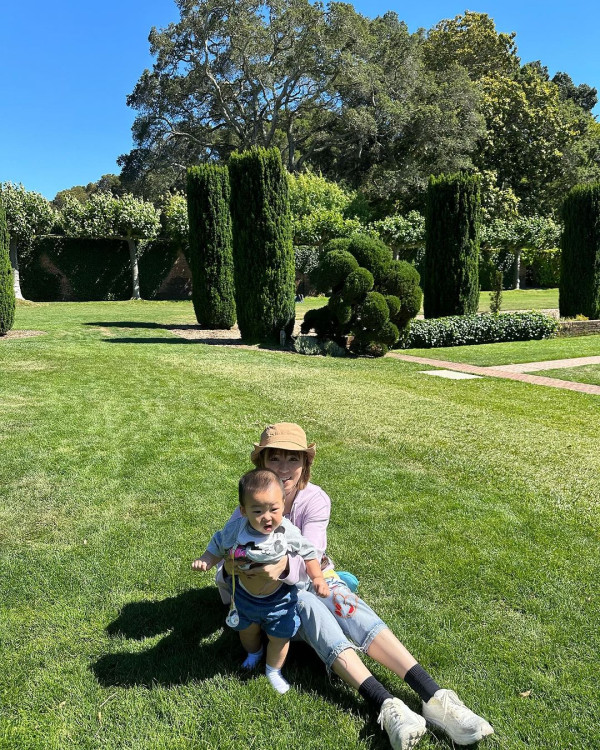 孫慧雪美國旅行再解鎖湊仔新技能 每日孭住細仔四圍走 網友戥佢辛苦