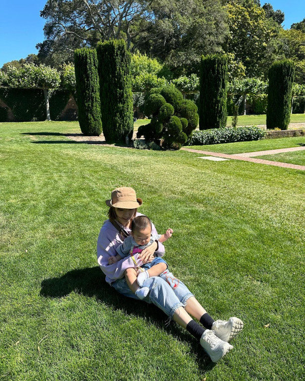 孫慧雪美國旅行再解鎖湊仔新技能 每日孭住細仔四圍走 網友戥佢辛苦