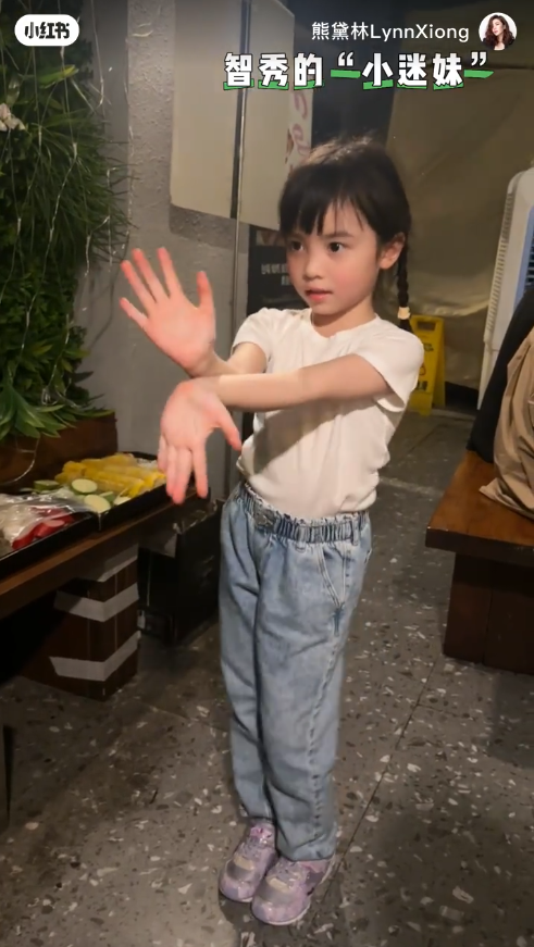 熊黛林遊溫哥華曬老公合照放閃 6歲孖女遺傳名模媽咪高䠷身材 