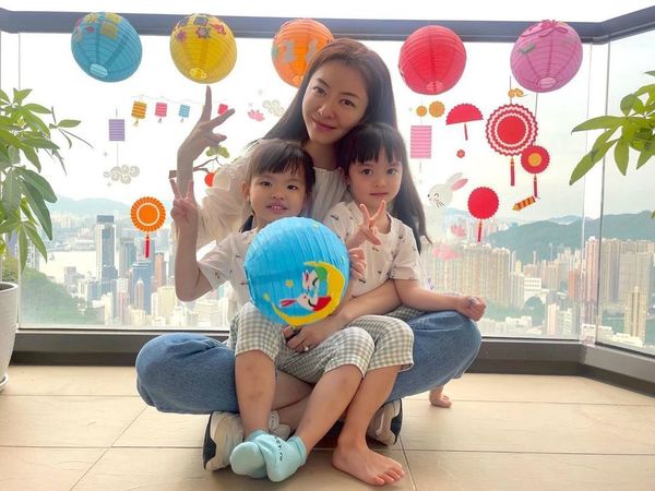 熊黛林遊溫哥華曬老公合照放閃 6歲孖女遺傳名模媽咪高䠷身材 