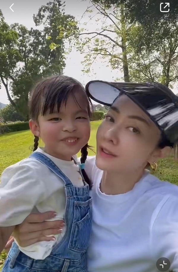 熊黛林遊溫哥華曬老公合照放閃 6歲孖女遺傳名模媽咪高䠷身材 