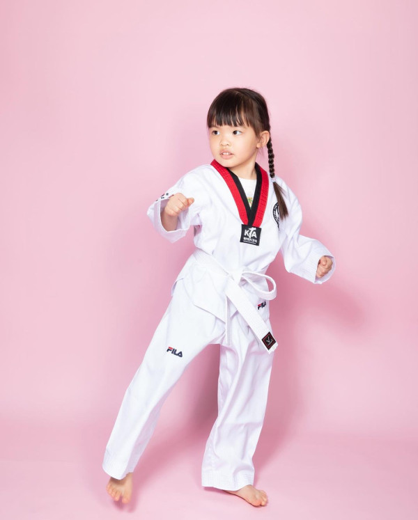 熊黛林遊溫哥華曬老公合照放閃 6歲孖女遺傳名模媽咪高䠷身材 